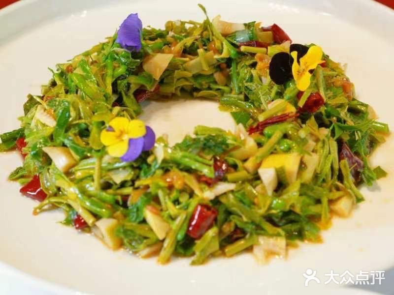 酒店共三层楼，装修很好，那种民国风！云南菜做的非常好吃