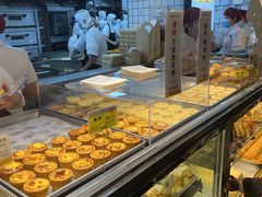 面包甜点陈列柜-鲍师傅糕点(江苏路店)