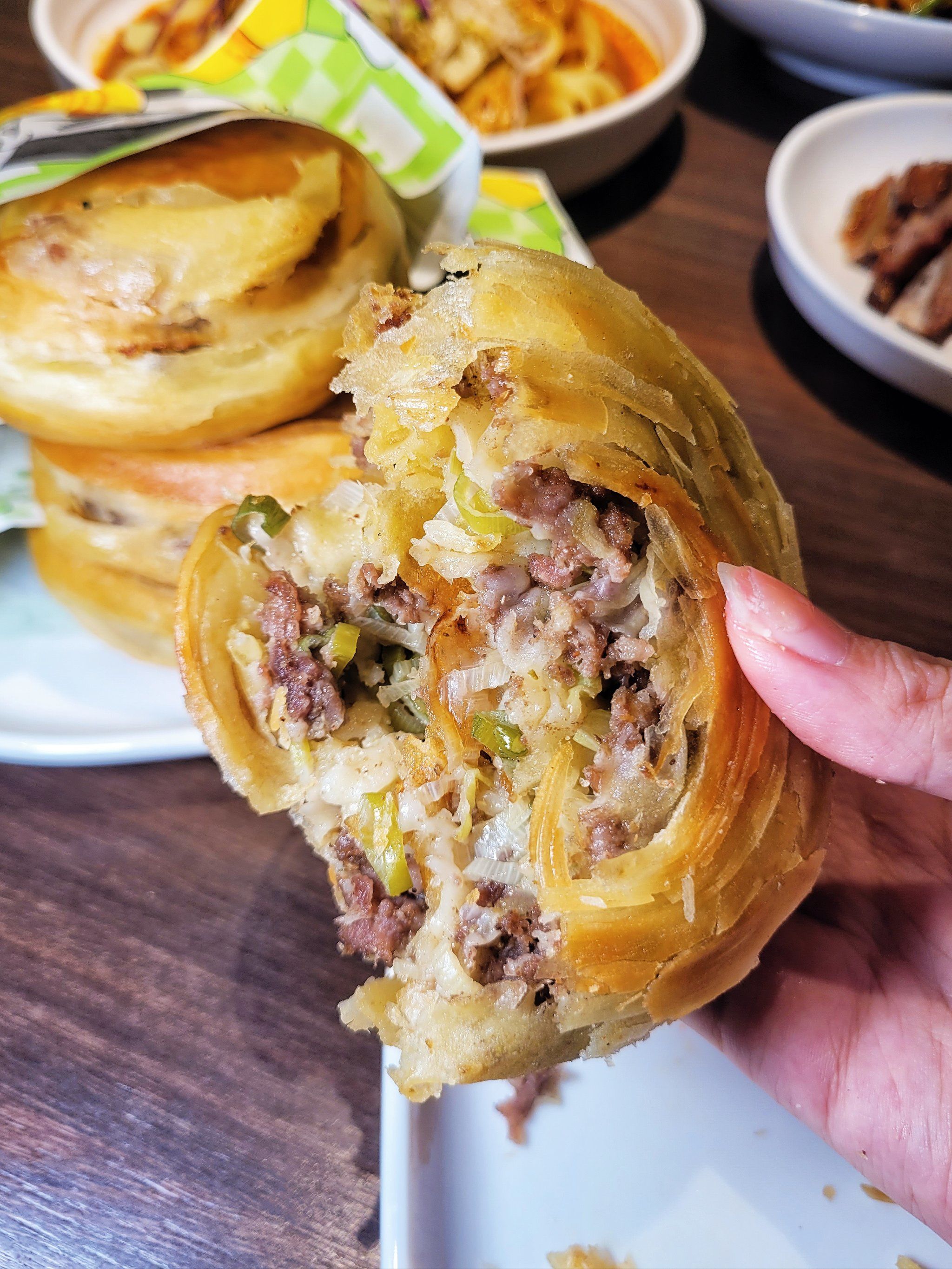 这么多人都来抢着买,全是冲着这个香酥牛肉饼来的,真是惊呆我了!