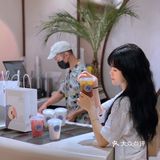 1234新开了一间夏威夷风的茶饮店