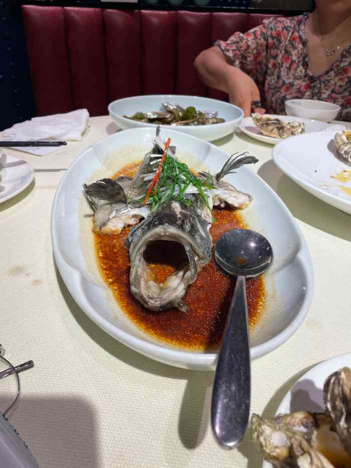 海鲜e族(五江天街店)-"我们是中午去吃的,可能人有点多,服务人态.