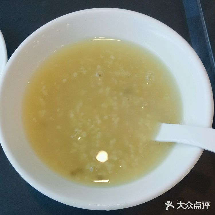 这次尝了下这个桂花糕，2.5元两个。软糯可口，赞