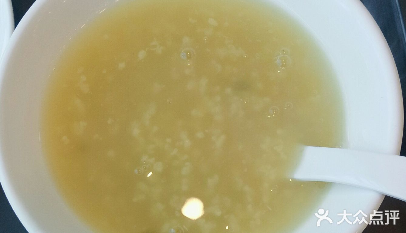这次尝了下这个桂花糕，2.5元两个。软糯可口，赞