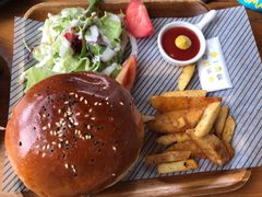 手工牛肉堡-双焙咖啡馆