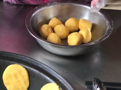 玉米饼-粘豆包柴火铁锅炖