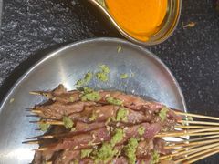 -何妹湿辣牛肉·粤式烧烤砂煲(桂雅路店)