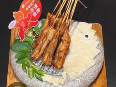 -何师烧烤Pro ·江湖川菜·小龙虾·精酿啤酒(太古里旗舰店)