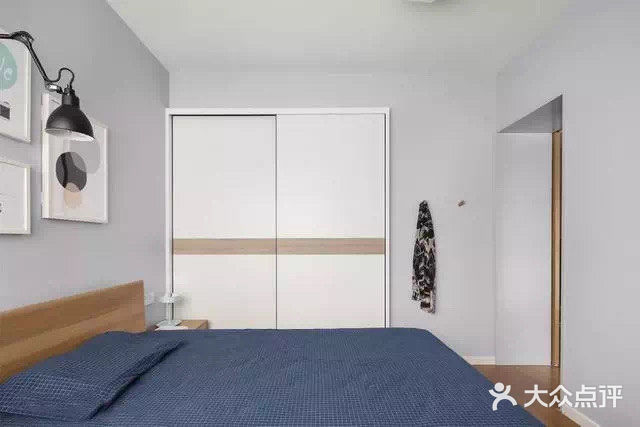 今日分享 卧室衣柜选嵌入式好还是开放式好