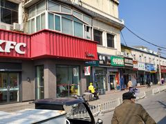 门面-翰佐蔡司小乐圆·依视路星趣控·暴龙眼镜折扣店