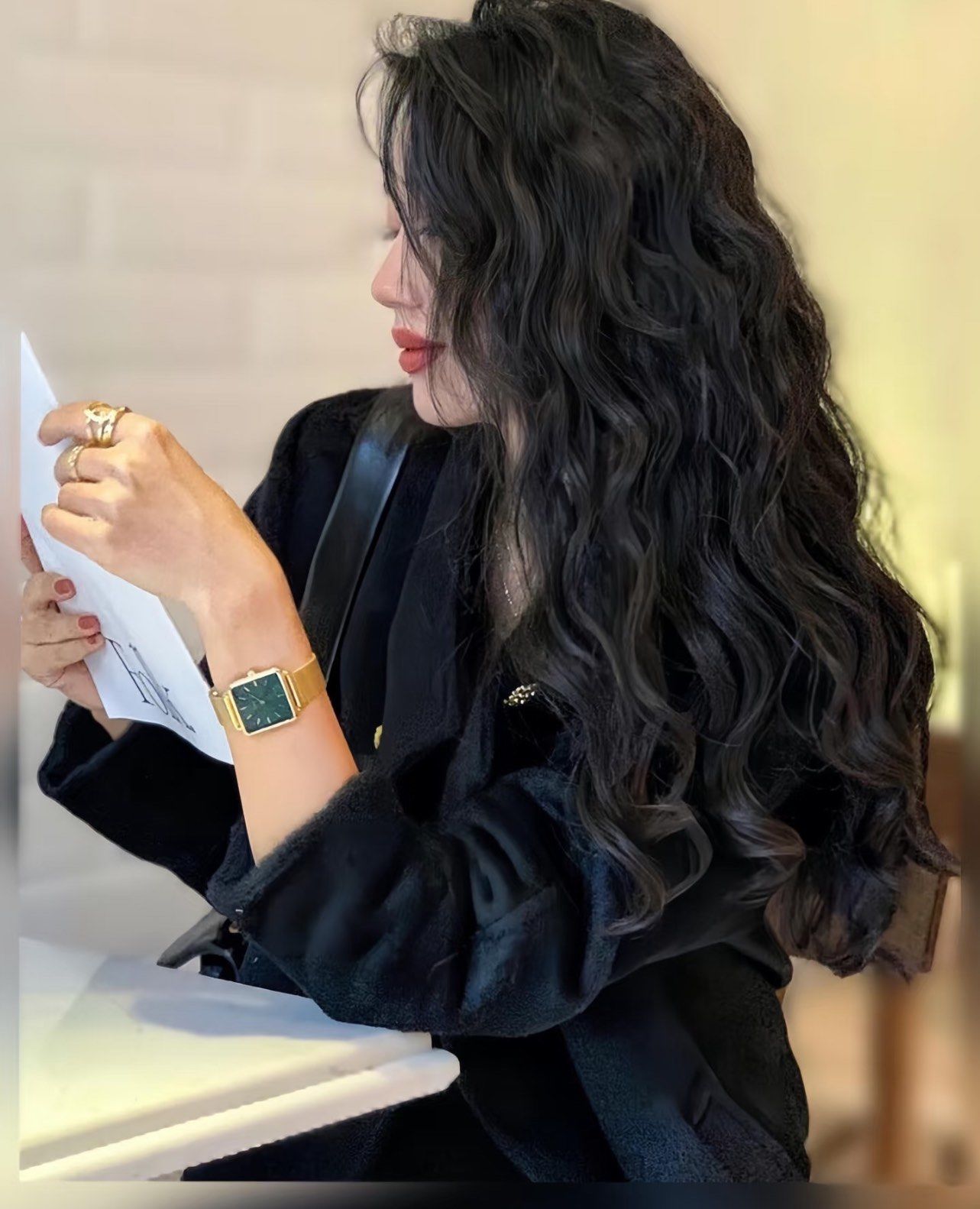 港风卷发 #卷发 复古港风卷是一种充满复古韵味的发型,它融合了上