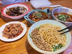 -爆炸头阿姨小四川正宗川味小吃(无任何分店)