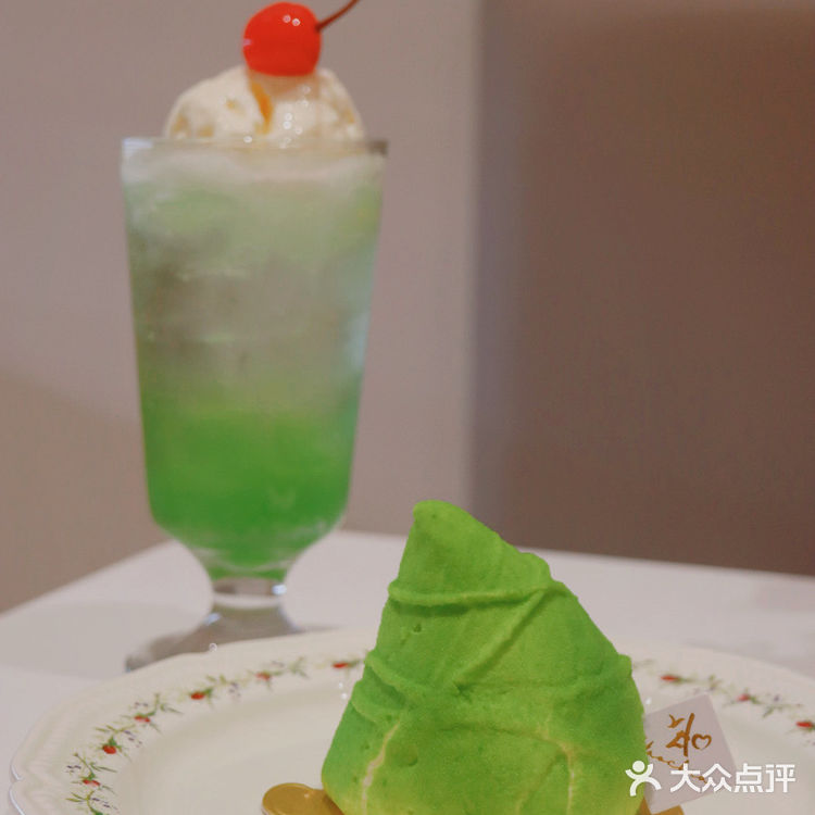 无锡市中心马路边的甜品店，很有feel