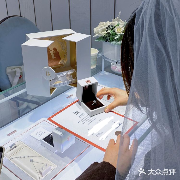一生只爱一人,当然送她独属于她的DR钻戒!
