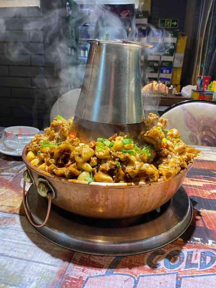 蛙先生香辣牛蛙火锅-"晚上5点15到的店里,没啥人,就我们一桌.