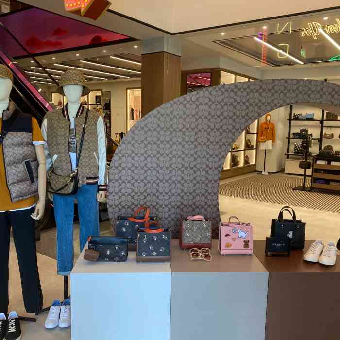 coach(佛罗伦萨小镇奥莱店)-"话说现在的coach的设计的确比以前好看.