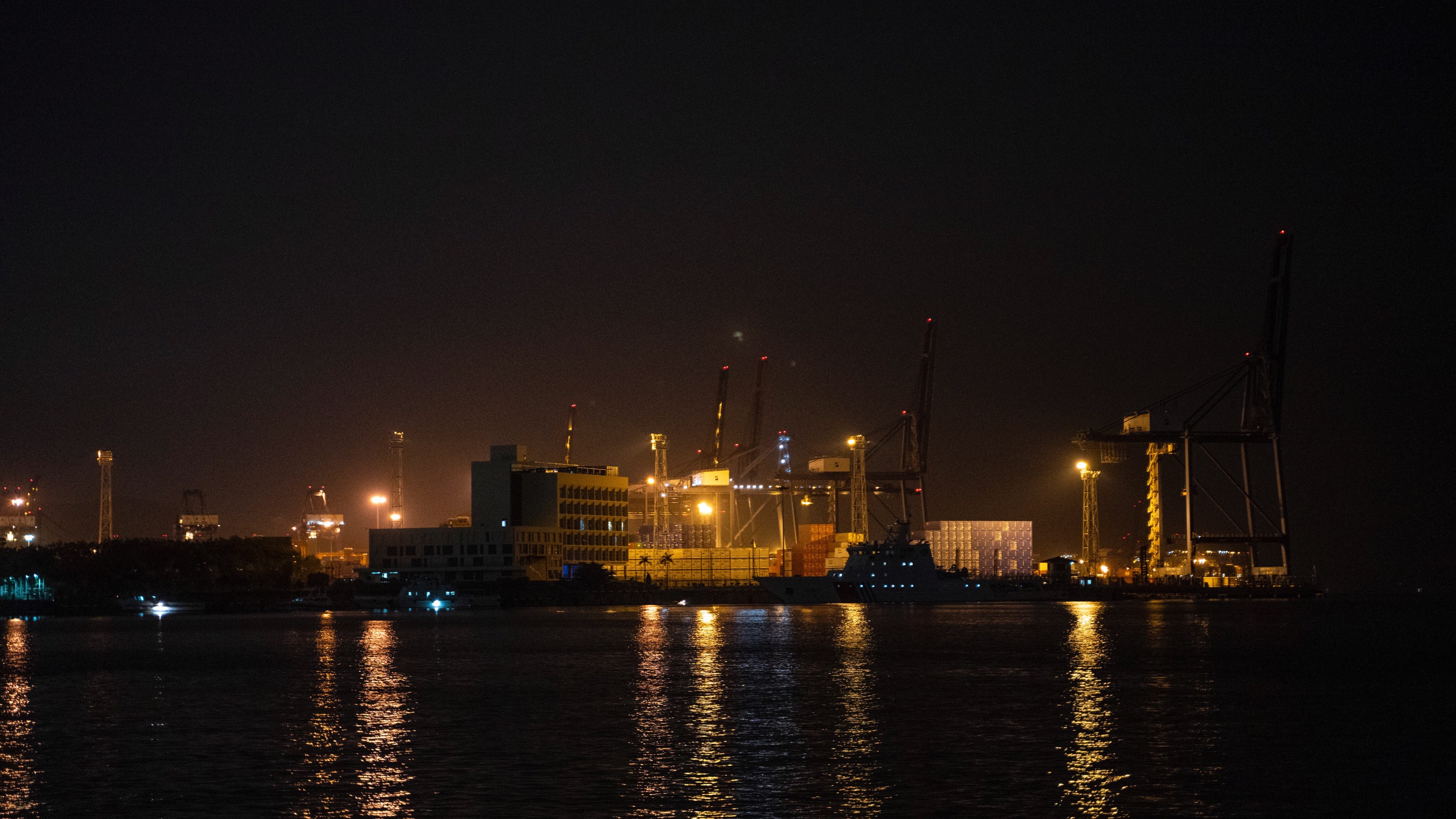 盐田海滨栈道夜景图片