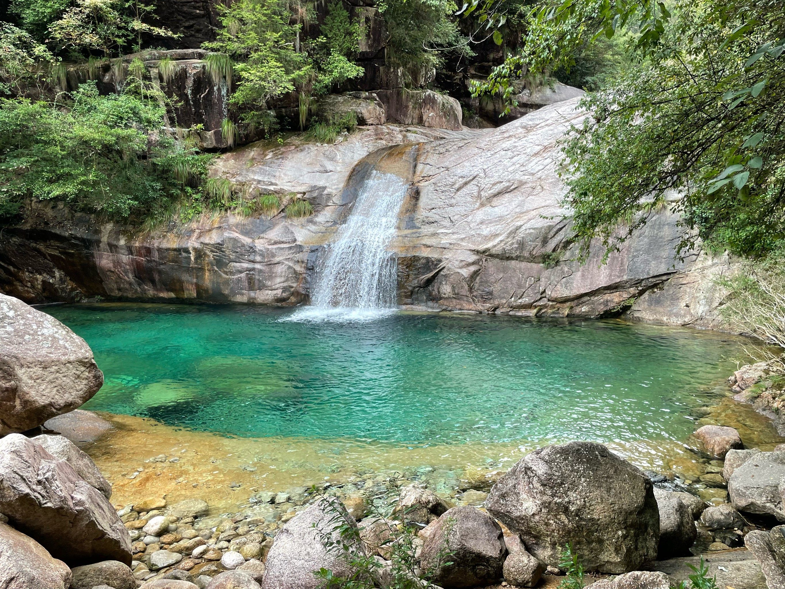 溪水潺潺伴我行