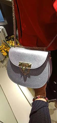 carlcharis(万达广场店"位于河东万达百货二楼的包包店,服务员姐姐.