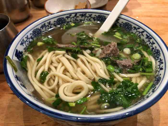 牛肉面」麻麻觉得辣,我感觉还好,可能是有点白胡椒粉的味吧,选的三细