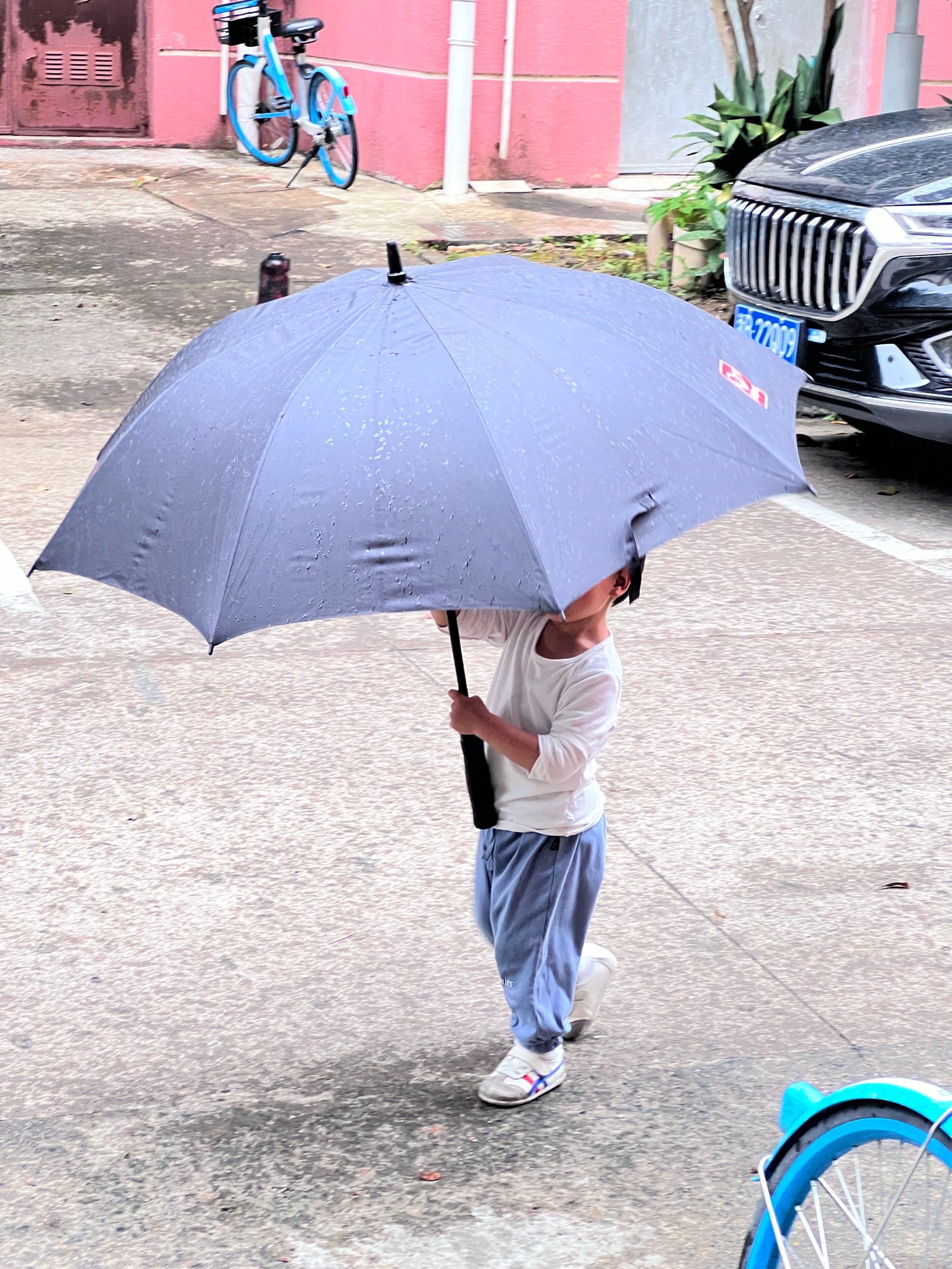 雨天在玻璃上画笑脸图片