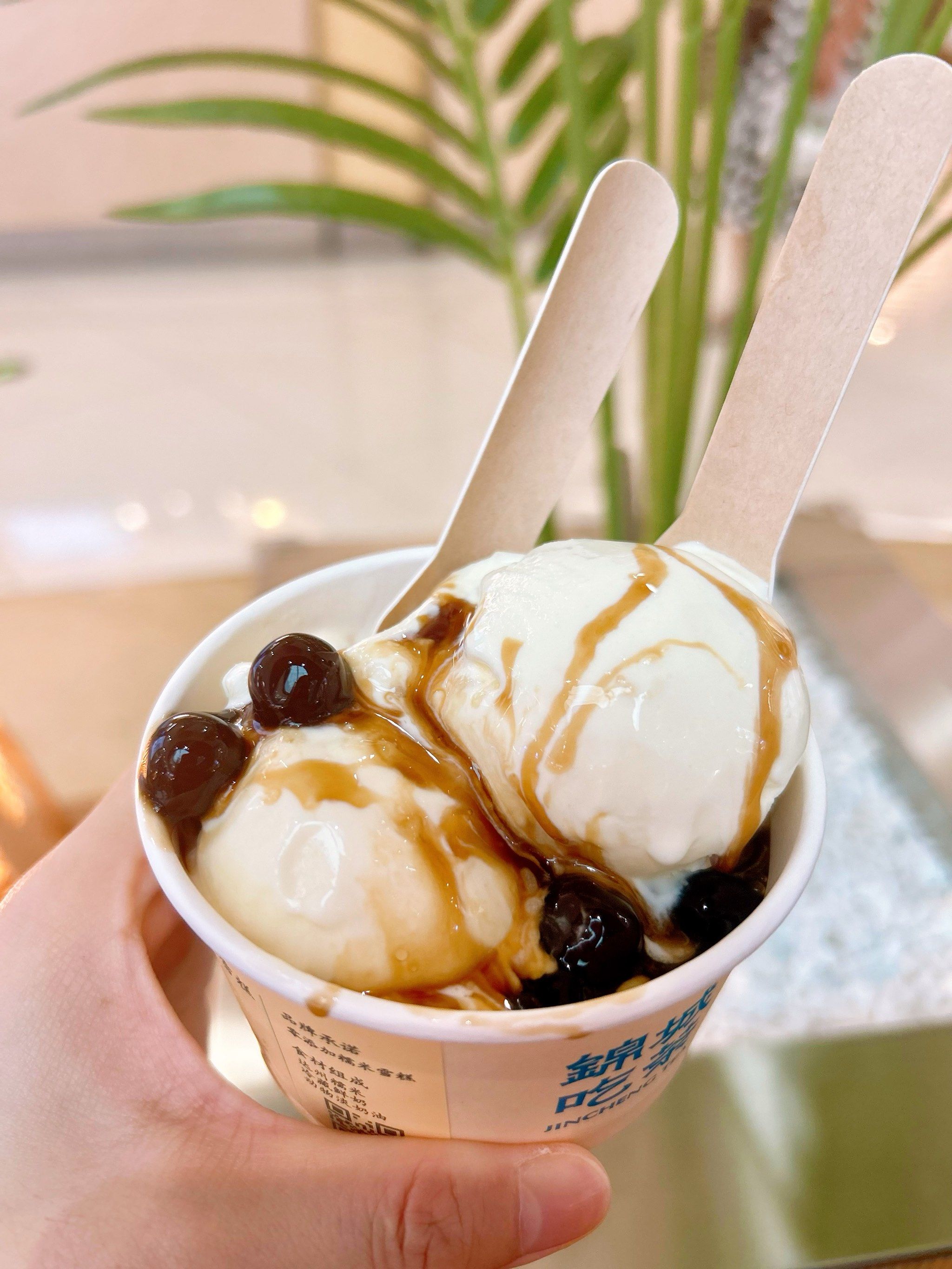 纯手工制作,并且是真的能吃到糯米哦,有糯米清香的冰淇淋,简直