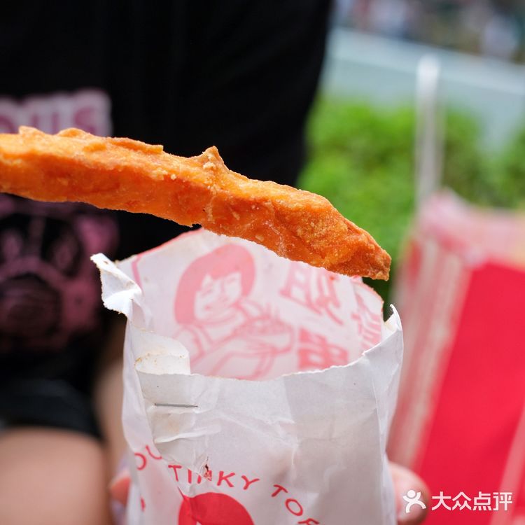 我在广场街边吃着炸串，这样吃的还不止我一个❗️