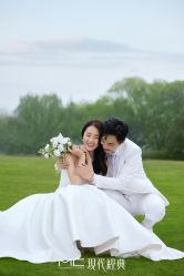 -现代经典婚纱摄影