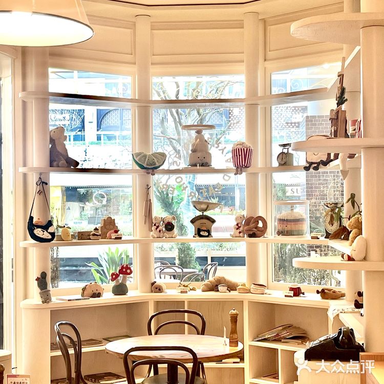 一起进入这家超出片的法式奶油风的漫画面包房