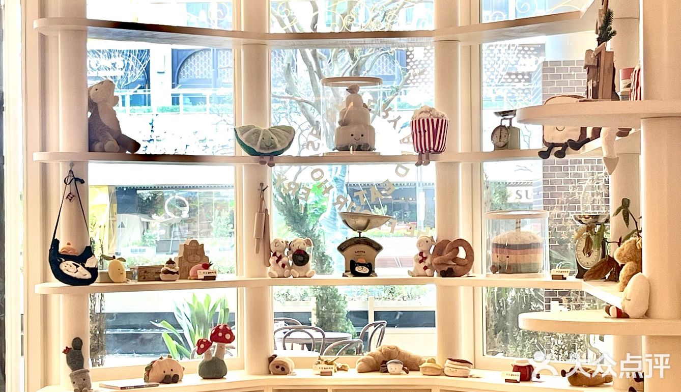 一起进入这家超出片的法式奶油风的漫画面包房