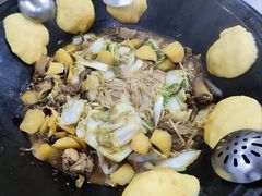 -粘豆包柴火铁锅炖