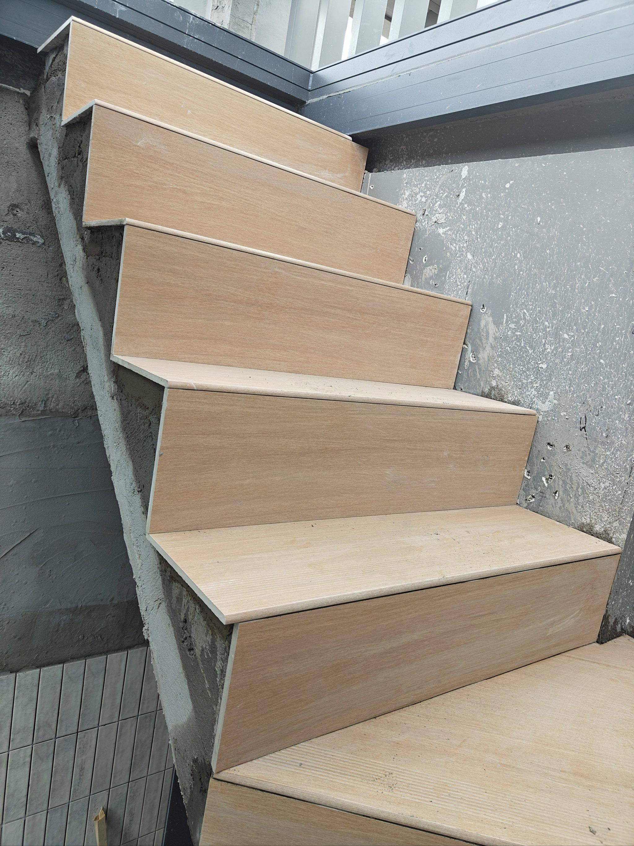 楼梯踏步用瓷砖做出来又是一种不一样的效果!