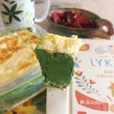 奶酥的抹茶味会比面包里的重，颜色也更深