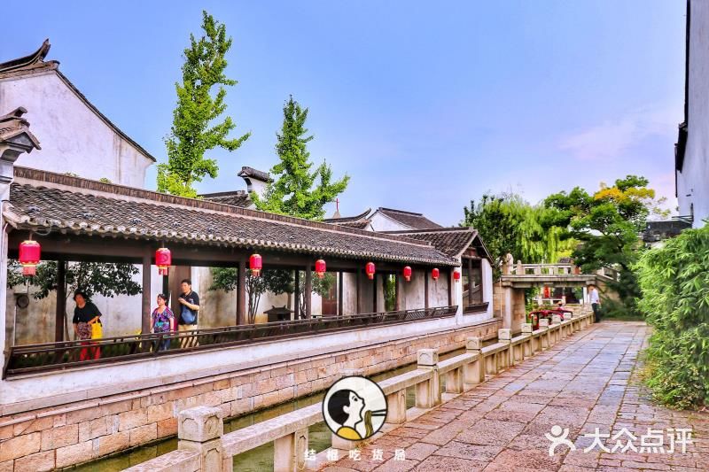 在荡口古镇景区内，都有民谣歌手随机地点驻唱