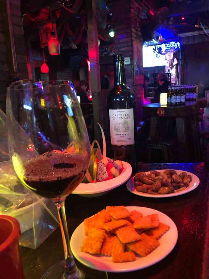 百威一打500送小吃果盘作为清吧有点高.