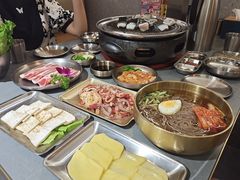 -围炉肉舍•炭烤活鳗•丹东海鲜烤肉(步行街店)