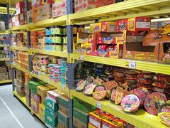 -咻啵翔翔零食基地(万达广场店)