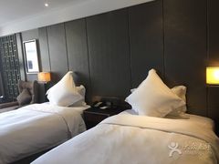 -武汉光谷广场杨家湾地铁站怡程酒店