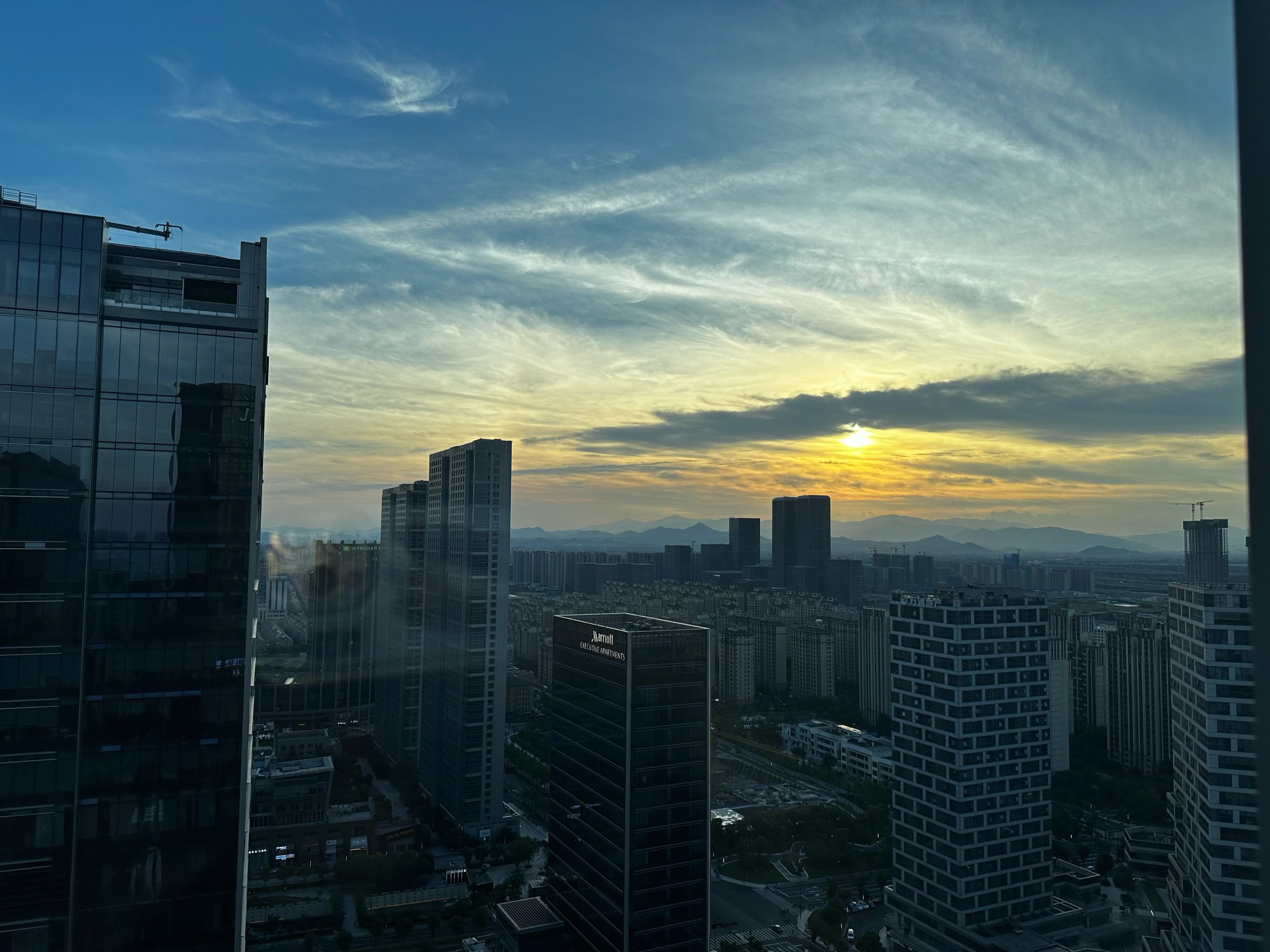 高楼窗外风景照片图片