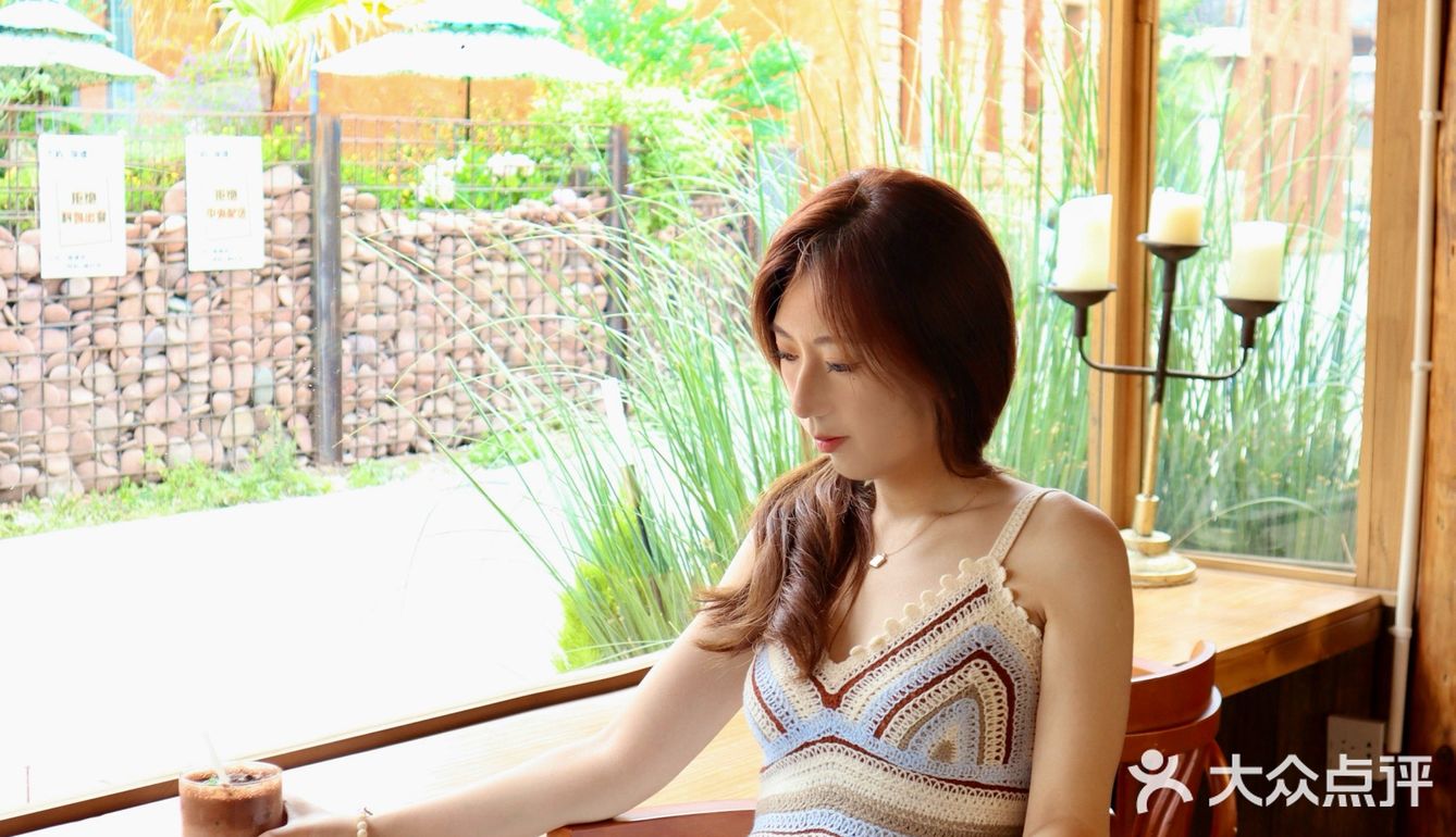 这就是当代年轻人到任何一个地方都要找一个美美的咖啡馆！