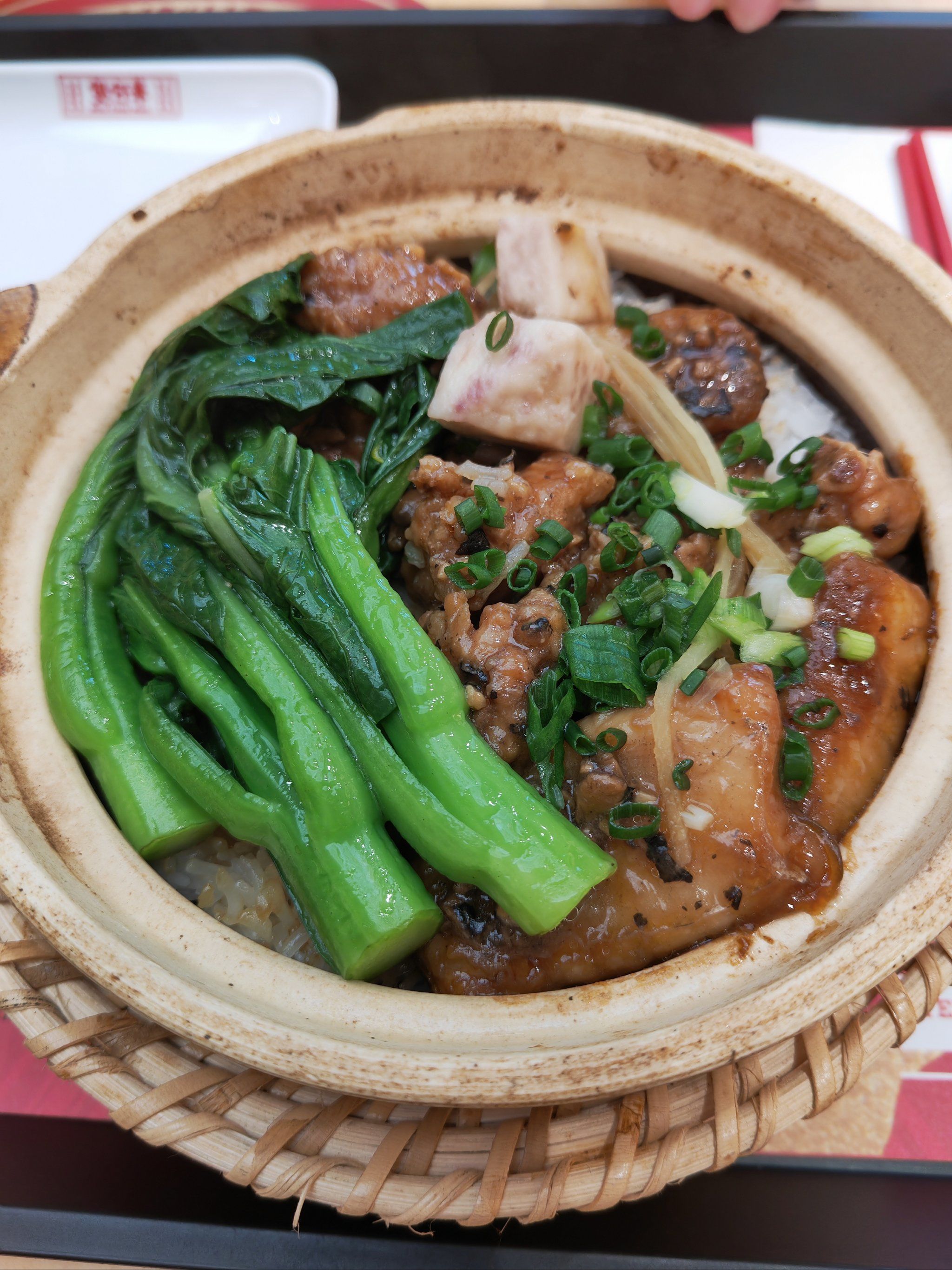 先饮一杯下火茶,再吃一个煲仔饭