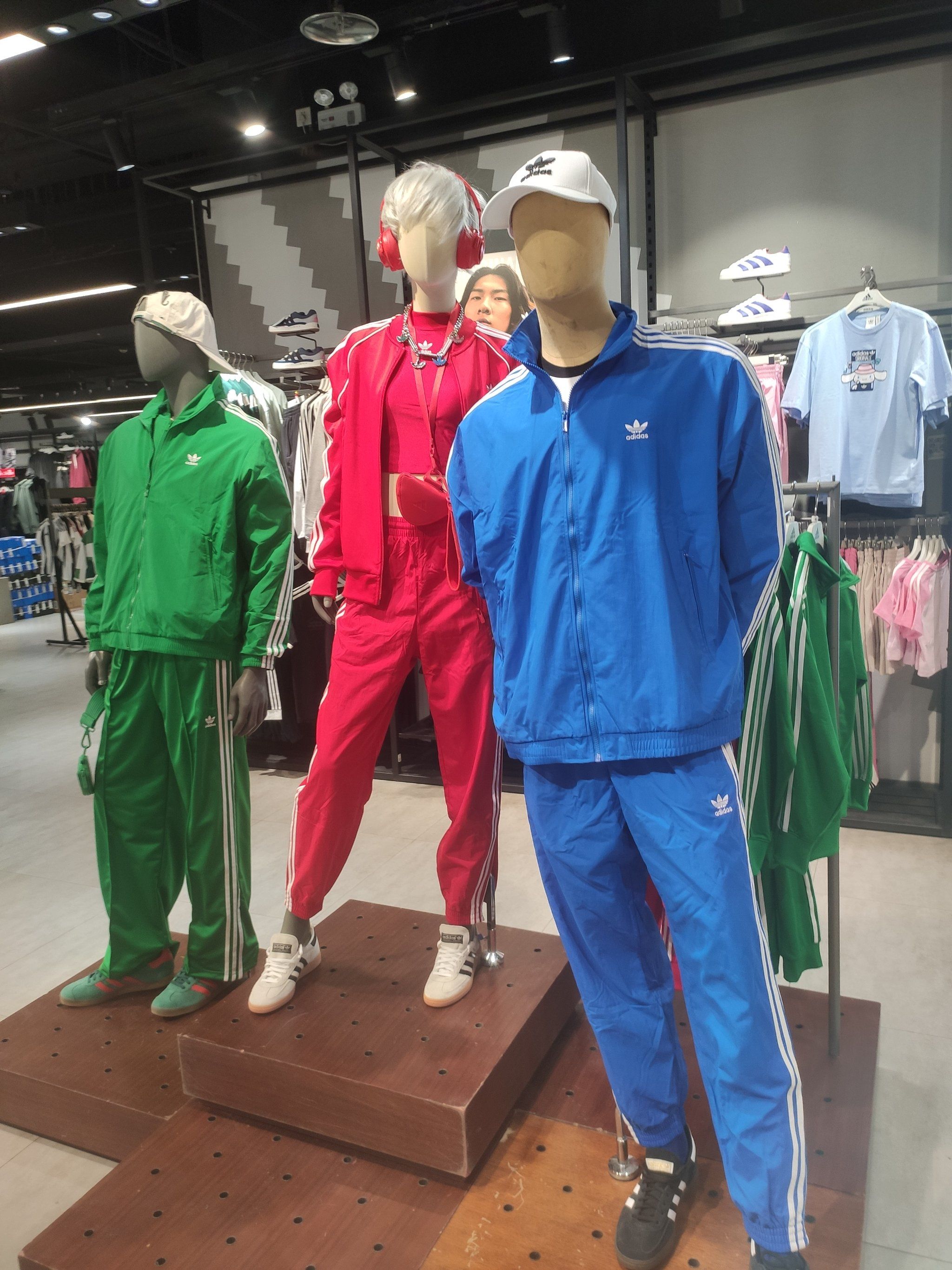 阿迪达斯的运动服太像中小学生校服了