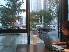 靠窗位-星巴克(济南美莲广场店)