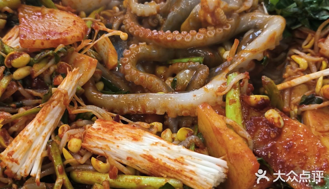 位子不多,可以提前电话预定。总体的食材都很新鲜的