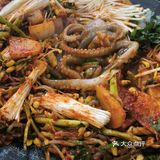 位子不多,可以提前电话预定。总体的食材都很新鲜的