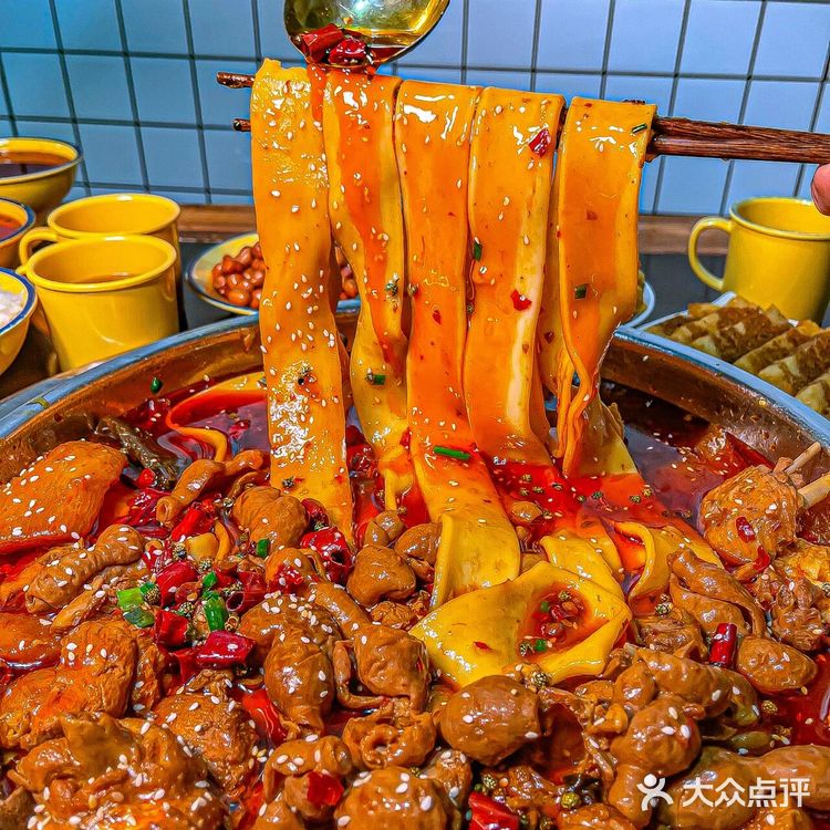 重庆最好吃肥肠鸡,火爆重庆老街!!