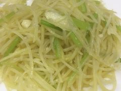 芹菜土豆丝-李连贵熏肉大饼(沈阳站店)