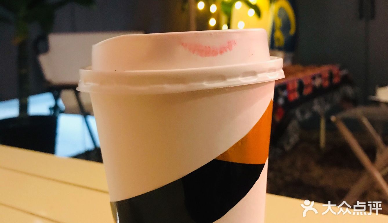 店面装修是圣诞的气息了，这个天气坐里面很暖和