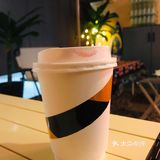 店面装修是圣诞的气息了，这个天气坐里面很暖和
