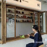 树下，一杯咖啡一本书。