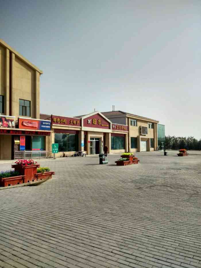 马场垣服务区-停车场-"这个服务区还不是太大,里面买东西的还挺齐.